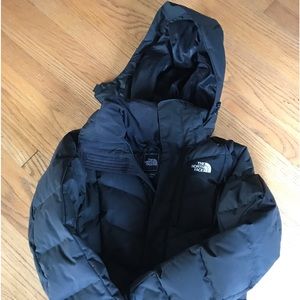 Like new The North Face puffy. Detachable hood.